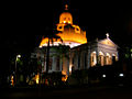 Vista noturna da lateral