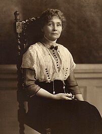 La femme politique britannique féministe Emmeline Pankhurst, photographiée en 1913. (définition réelle 3 125 × 4 122)