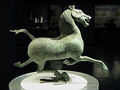Bronce chino que representa un caballo al galope (siglo II, dinastía Han oriental), llamado caballo volador de Gansu o caballo volador al galope.[5]​