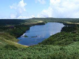 Vue de l'étang Hachiman au sommet.