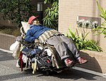 Persona sin hogar en las calles de Tokio