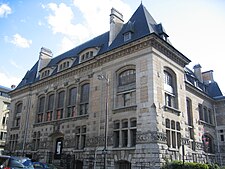 View of the Institut de paléontologie Humaine. Choux's frieze can be seen,