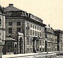 Photographie en noir et blanc d'une gravure représentant un bâtiment de quatre étages, le dernier étant mansardé