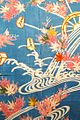 Kosode à motifs d'eaux vives, feuilles d'érable en automne et roues à maillets. Teinture yuzen sur un crêpe de soie chirimen bleu. Coll. Matsuzakaya, Tokyo[26].