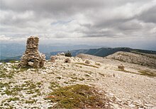 Monjoie marquant une draille vers le sommet de la montagne de Lure