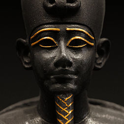 Détail d'une statuette d’Osiris assis, basse époque égyptienne, 664-332 avant J.-C., bronze incrusté d'or (département des Antiquités égyptiennes, musée du Louvre). (définition réelle 1 737 × 1 740)