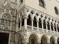 ארמון הדוג'ים בוונציה הבנוי בסגנון גותי ומאופיין בקשתות מחודדות