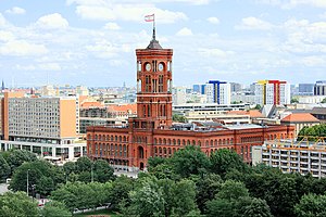 בית העירייה האדום - המבנה שבו שוכנת עיריית ברלין. שמו של הבניין הוענק לו בשל הלבנים האדומות שממנו הוא בנוי.