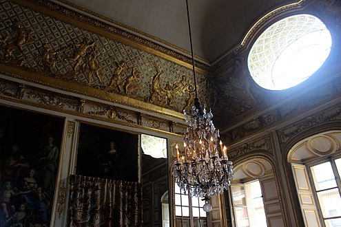 View of the southeast ceiling corner of the salon de l'œil de bœuf with windows facing the Cour de la Reine