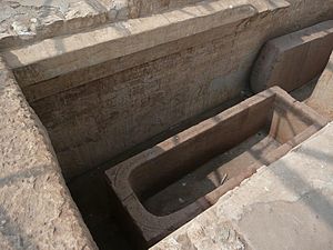 Vue sur le sarcophage de Sheshonq III et son couvercle déposé à côté