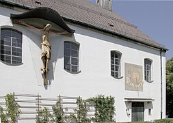 Südfassade mit Kruzifix und Sonnenuhr