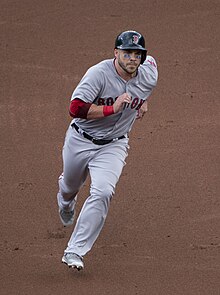 Un joueur de baseball courant sur la terre.