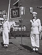 מדי קיץ של חוגר חיל הים (בגדי מלחים) עם צוורון מלחים כהה ועם כובע "פופאי". לצורכי הטקס מתווספים חותלות לבנות (spats) וחגורה לבנה, 1950