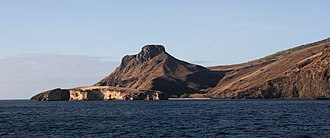 Photo d'un promontoire de la côte sud, montrant l'aspect semi-aride de l'île.