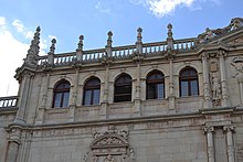 Galería izquierda: ventanas, gárgolas, balaustrada y candelabros.