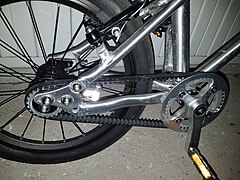 Transmission à courroie sur un vélo enfant.