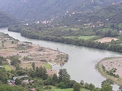 Sınırı oluşturan Çoruh Nehri ve Gürcistan tarafından Muratlı köyünün görünüşü.