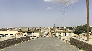 Rue goudronnée.