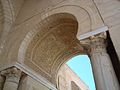 Vue de l'intrados sculpté d'un arc outrepassé. Ce dernier perce l'un des côtés latéraux du porche de Bab Lalla Rihana.