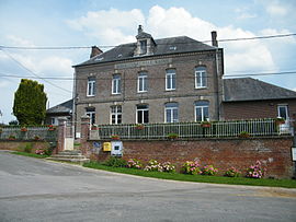 The town hall and school of Arquèves