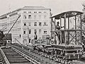 Beim Bau der Berliner Hochbahn kam 1900 eine ähnliche Elektrolokomotive von Siemens zum Einsatz, nur mit Stromschiene statt Oberleitung und mit größerem Radstand