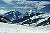 Rechts das Aletschhorn, links das Dreieckhorn. Dessen Grat nach links folgend liegt das Kleine Dreieckhorn (das kleine spitze Türmchen). Im Mittelgrund der über 2 km lange Grat des Kranzberg Südgipfels.