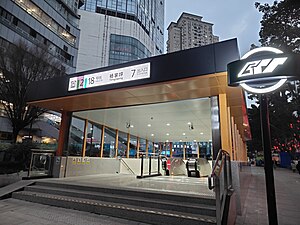 杨家坪站7号出入口