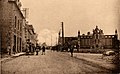 Cléder : la route de Plouescat et le monument aux morts vers 1925 (carte postale).