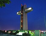 La Cruceta del Vigía alberga un centro turístico en su base, una torre vertical de diez pisos, y un puente aéreo horizontal que tiene vistas panorámicas de la ciudad de Ponce y el mar Caribe