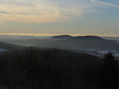 Vue vers l'ouest sur le Großer Auersberg et le Kleiner Auersberg jusqu'au Taunus