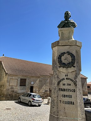 Estátua de Gomes Teixeira, no centro de São Cosmado