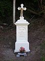 Une croix de chemin en bordure de la route dans la côte.