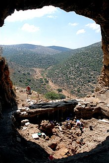 Vue de l’intérieur de la grotte, avec les archéologues au travail.