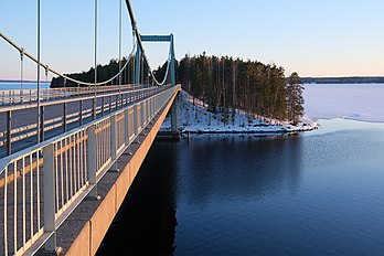 Le pont Karinsalmi qu'emprunte la route régionale finlandaise 314 dans sa traversée du lac Päijänne à Asikkala. (définition réelle 5 010 × 3 345)