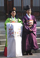 結婚式で現代韓服の官服と闊衣を着用した新郎新婦