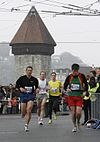 Coureurs du marathon devant la Wasserturm à Lucerne.