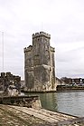 La tour Saint-Nicolas, vue depuis la cale de mise à l'eau, située devant la tour de la Chaîne, décembre 2009.