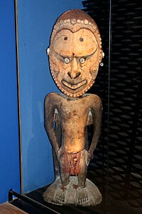 Tabouret d'orateur Iatmul. Bois, pigment, argile, fibres, coquillages. H. 140 cm. Papouasie-Nouvelle-Guinée. 1900-1950