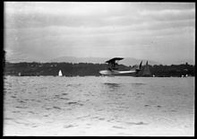 Un avion au dessus du Léman.