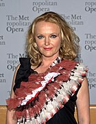 Miranda Richardson joue le rôle de Lady Van Tassel.