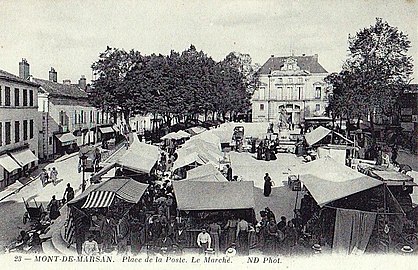 La place un jour de marché au début du XXe siècle