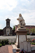 Le monument aux morts et l'église.