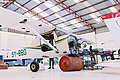 Démontage du nez d'un Cessna en cours de maintenance.