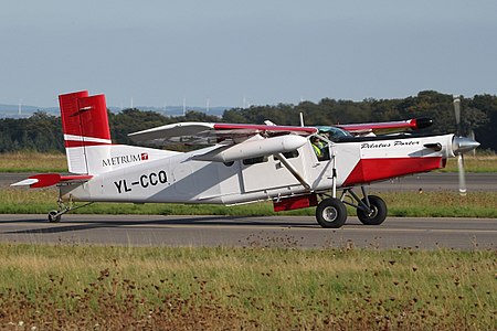 Un PC-6/B2-H4 Turbo Porter (c/n 950) de 2006 avec radar météo et réservoirs supplémentaires à l'aéroport de Luxembourg-Findel en 2010.