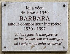 Plaque commémorative sur la façade de l'immeuble[16].