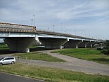 共和橋（橋の中央は首都高速6号三郷線）