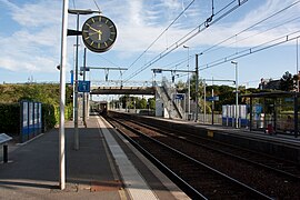 Pont routier et escaliers pour le passage d'un quai à l'autre.