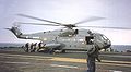 Un hélicoptère Super Frelon sur le pont d'envol du Clemenceau (1985)