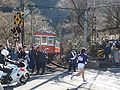 箱根登山電車の踏切では、選手が通過する際には電車を停止させる