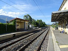 Vue d'ensemble des voies et des quais reliés par un passage pour les piétons.